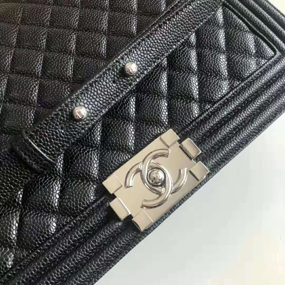 Chanel Women Large Boy Chanel Handbag in Calfskin Leather-Black - 图片 3