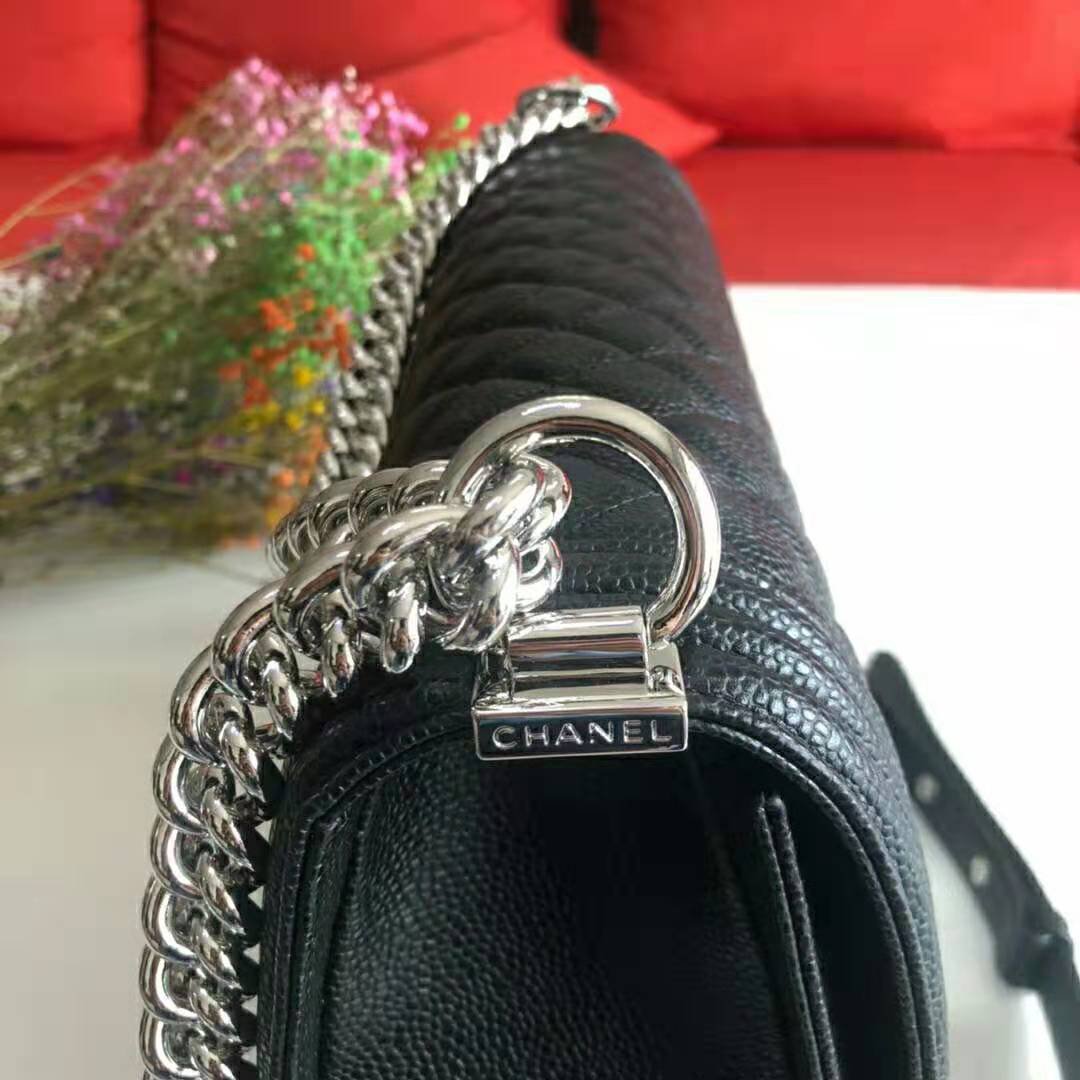 Chanel Women Large Boy Chanel Handbag in Calfskin Leather-Black - 图片 4