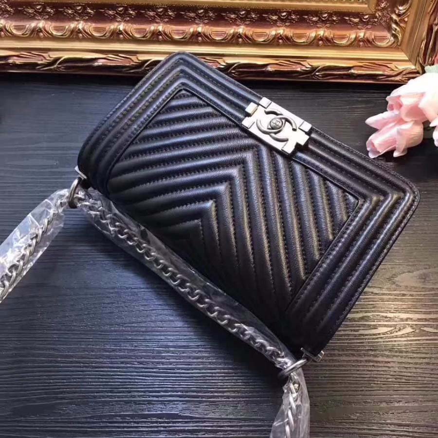 Chanel Boy Chanel Handbag in Chevron Quilted Calfskin Leather-Black - 图片 6