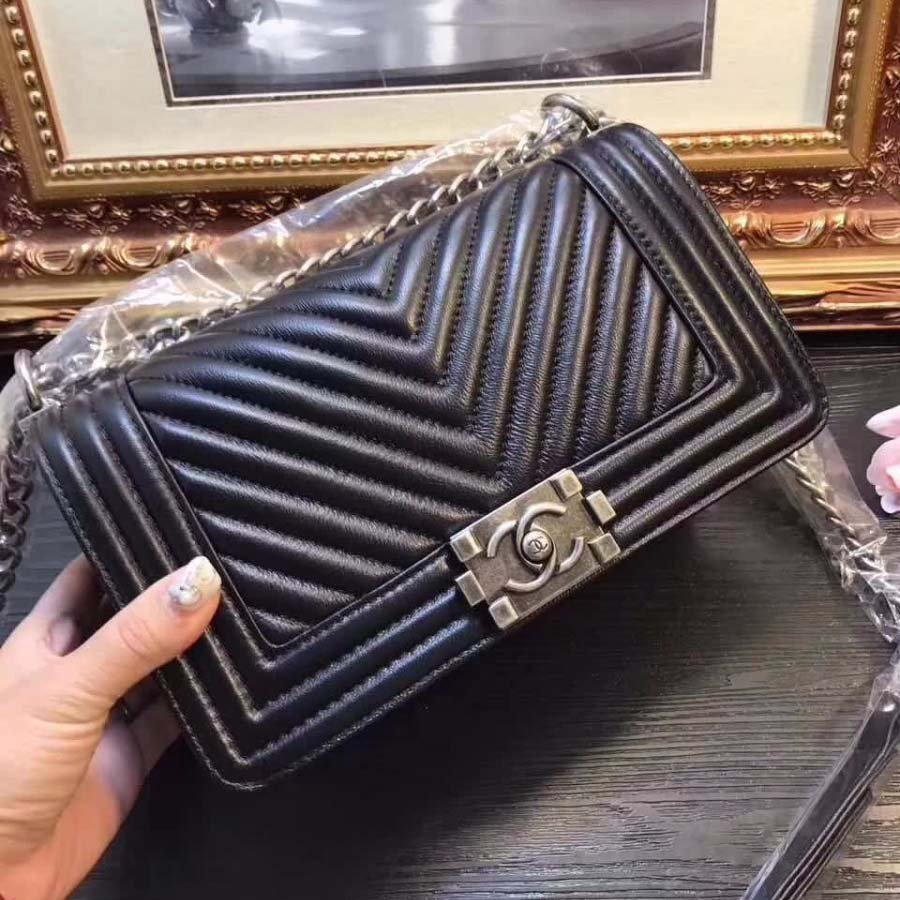 Chanel Boy Chanel Handbag in Chevron Quilted Calfskin Leather-Black - 图片 5
