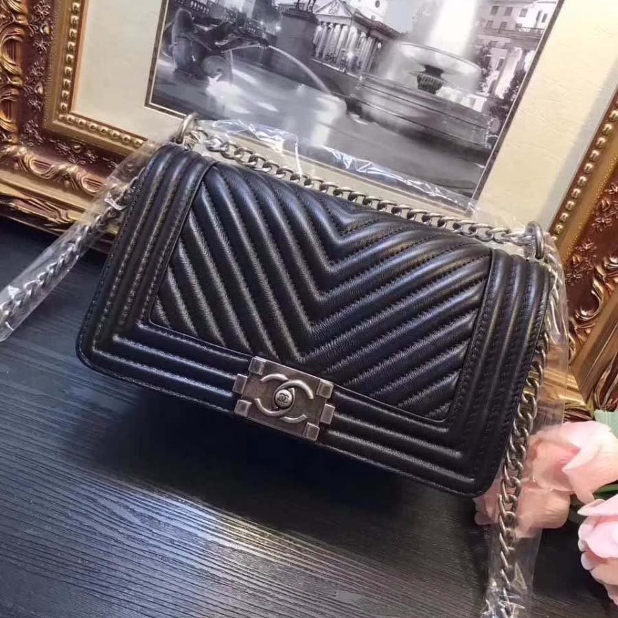 Chanel Boy Chanel Handbag in Chevron Quilted Calfskin Leather-Black - 图片 2