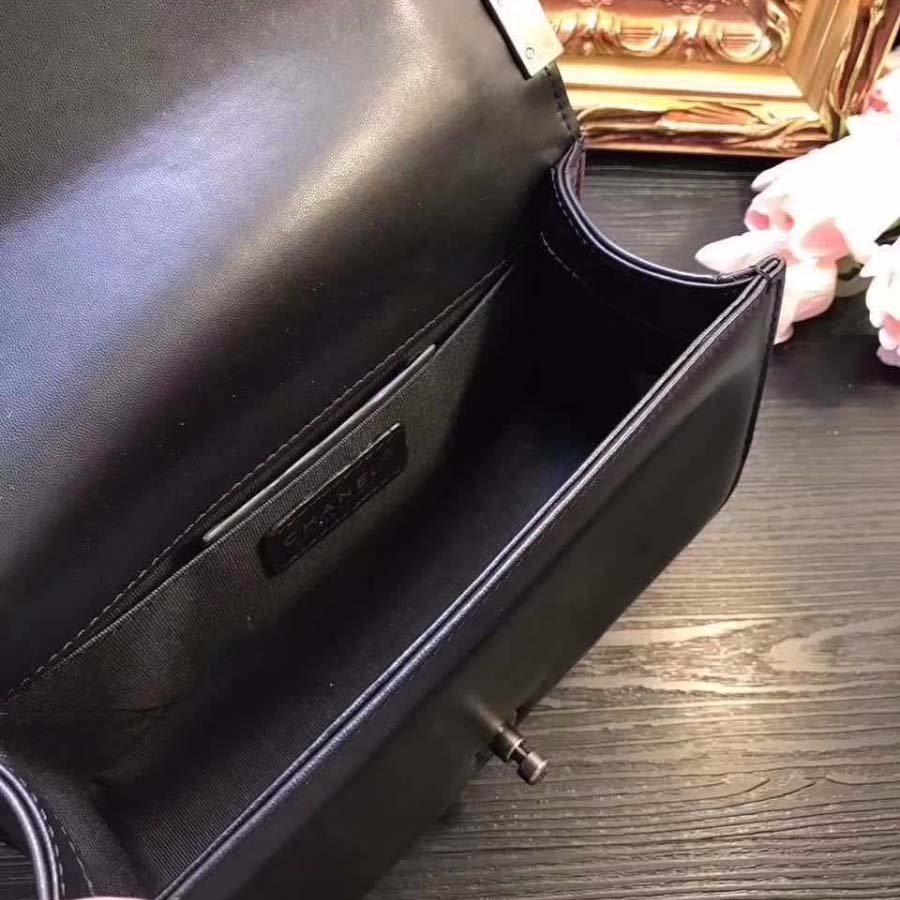 Chanel Boy Chanel Handbag in Chevron Quilted Calfskin Leather-Black - 图片 4