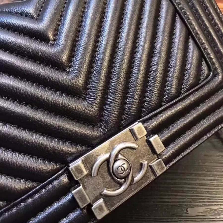 Chanel Boy Chanel Handbag in Chevron Quilted Calfskin Leather-Black - 图片 3